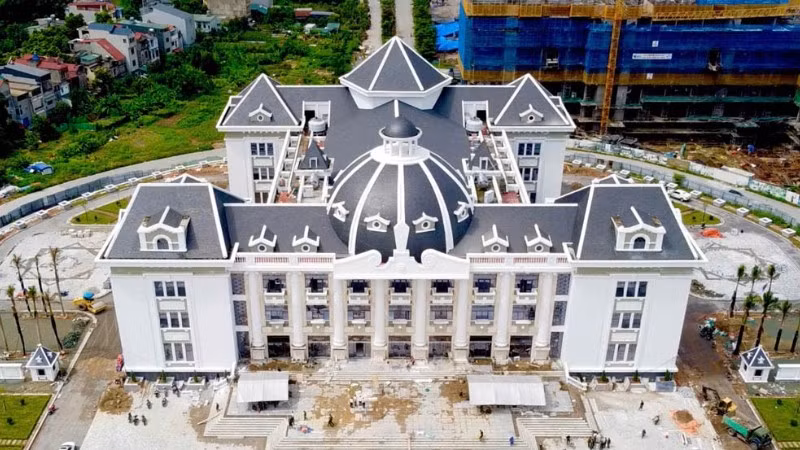 Công trình Nhà Văn hóa nghệ thuật tỉnh Phú Thọ có diện tích 18.000m2 với hơn 1.000 chỗ ngồi, được đầu tư hơn 420 tỷ đồng đang được gấp rút hoàn thành để khánh thành vào ngày 19/8.