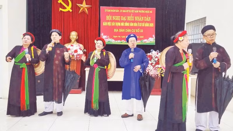 Đảng viên hưu trí phường Ngọc Hà (Hà Nội) biểu diễn văn nghệ tại Hội nghị đại biểu nhân dân bàn việc xây dựng đời sống văn hóa ở cơ sở năm 2026. (Ảnh: HOÀI THU)