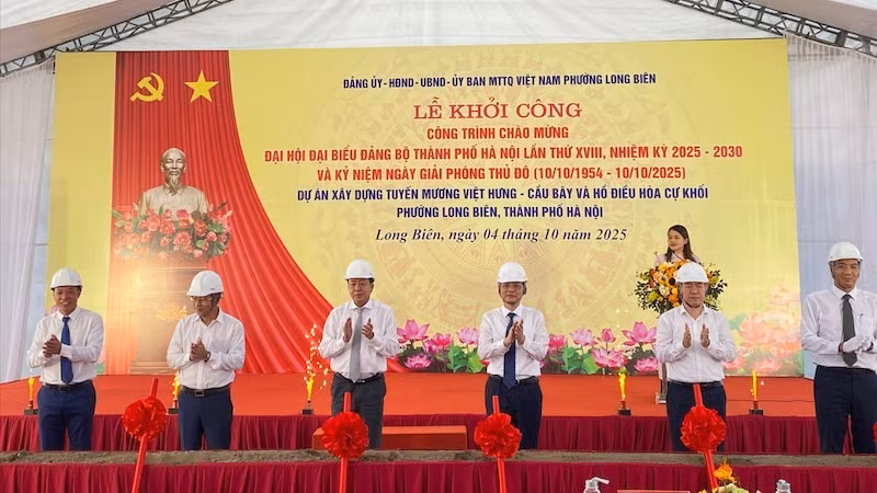 Các đại biểu thực hiện nghi thức khởi công Dự án xây dựng tuyến mương Việt Hưng-Cầu Bây và hồ điều hòa Cự Khối.