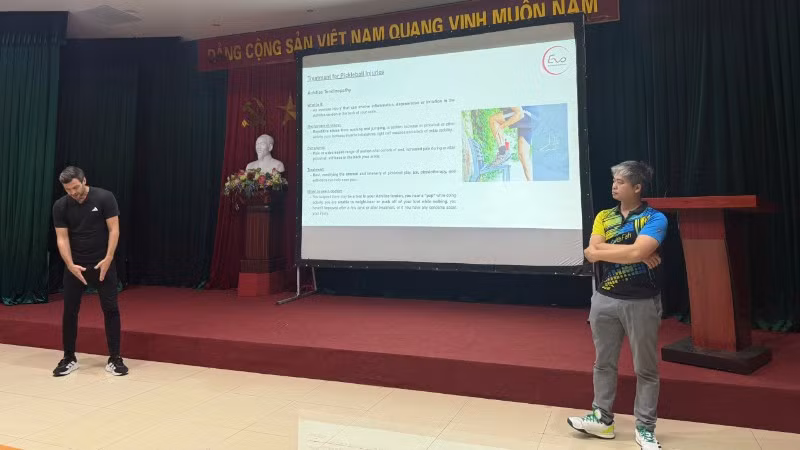thac-si-maik-berger-dang-huong-dan-cac-ban-cac-phuong-phap-de-han-che-chan-thuong-o-co-chan-3419.jpg