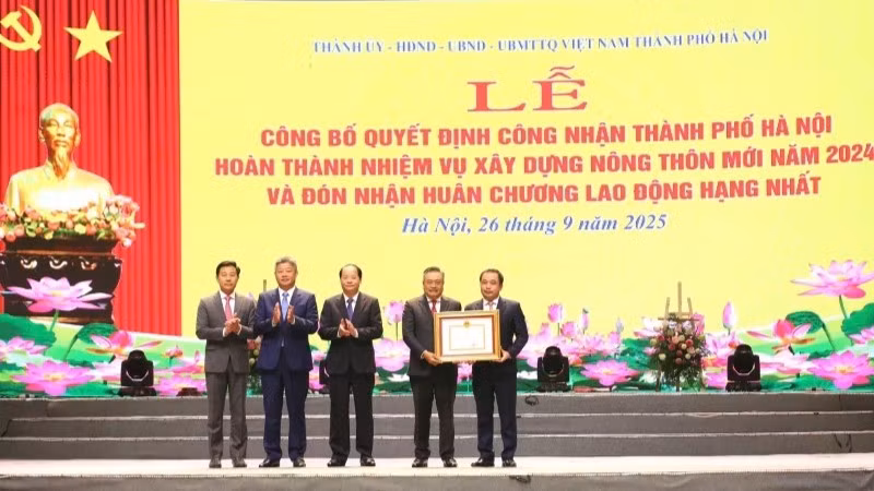 Ủy viên Trung ương Đảng, Quyền Bộ trưởng Bộ Nông nghiệp và Môi trường Trần Đức Thắng trao Bằng công nhận thành phố Hà Nội hoàn thành nhiệm vụ xây dựng nông thôn mới năm 2024. 