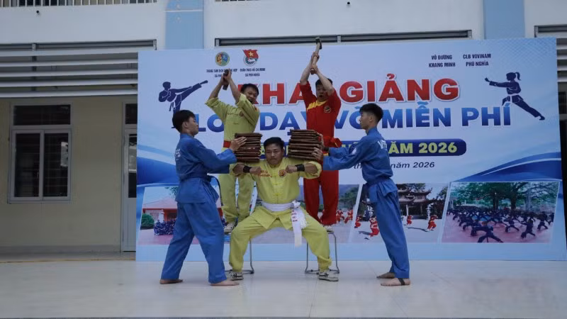 Võ sư Nguyễn Xuân Khang - Phó Chủ tịch Học viện quốc tế võ thuật Việt Nam cùng các võ sinh biểu diễn nội công tại lễ khai giảng lớp dạy võ miễn phí tại xã Phú Nghĩa (Hà Nội).