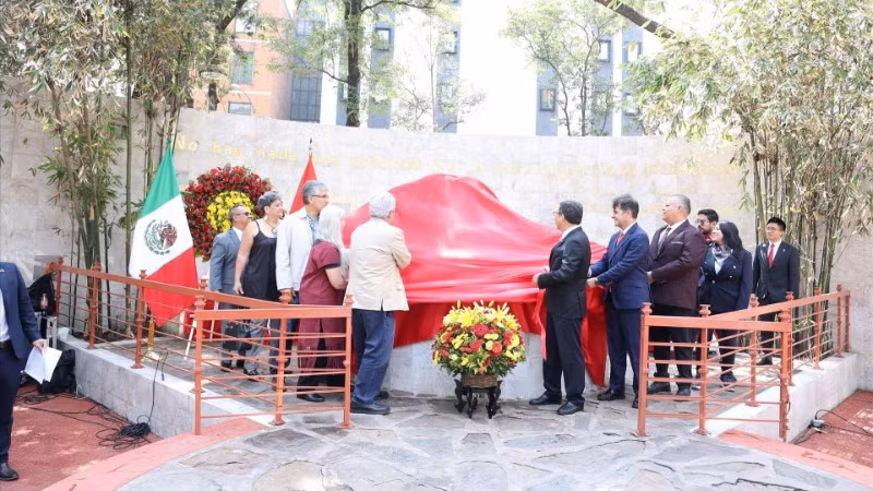 Quang cảnh lễ khánh thành công trình tu tạo và phục dựng tượng đài Chủ tịch Hồ Chí Minh tại Mexico. (Ảnh: TTXVN)