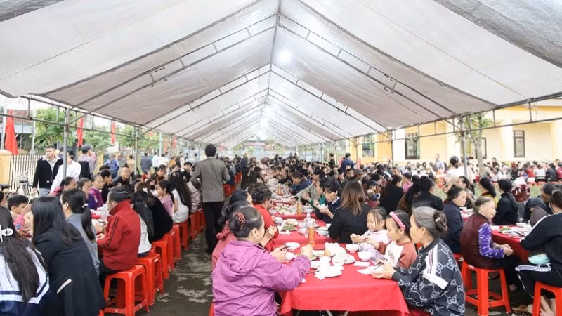 Bữa cơm đại đoàn kết ở xóm Hồng Thái, xã Hưng Nguyên Nam.