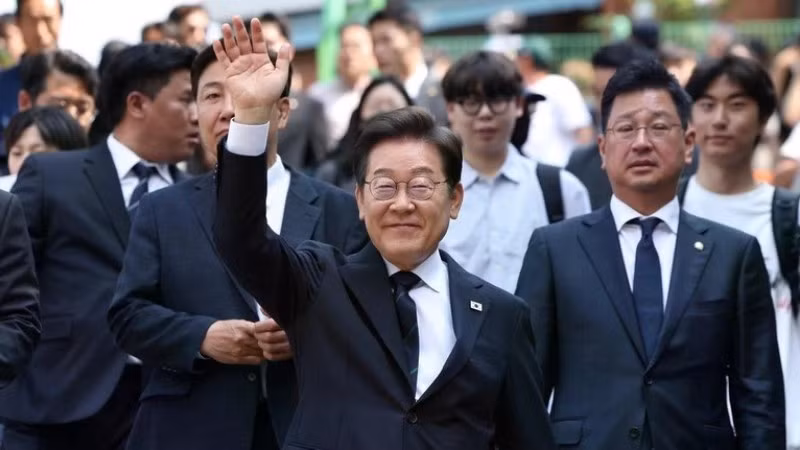 Ứng cử viên Tổng thống Hàn Quốc Lee Jae Myung của đảng Dân chủ sau khi bỏ phiếu sớm bầu Tổng thống tại điểm bầu cử ở Seoul ngày 29/5. (Ảnh: Yonhap/TTXVN)