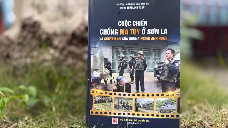 Cuốn sách “Cuộc chiến chống ma túy ở Sơn La và Chuyên án của những người Anh hùng”.