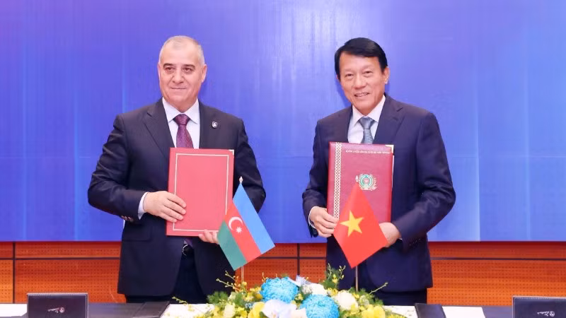 Đại tướng Lương Tam Quang, Bộ trưởng Công an và Giám đốc An ninh quốc gia Azerbaijan Ali Nagiyev ký kết Thỏa thuận hợp tác trong lĩnh vực an ninh giữa hai Bộ. (Ảnh: TTXVN)