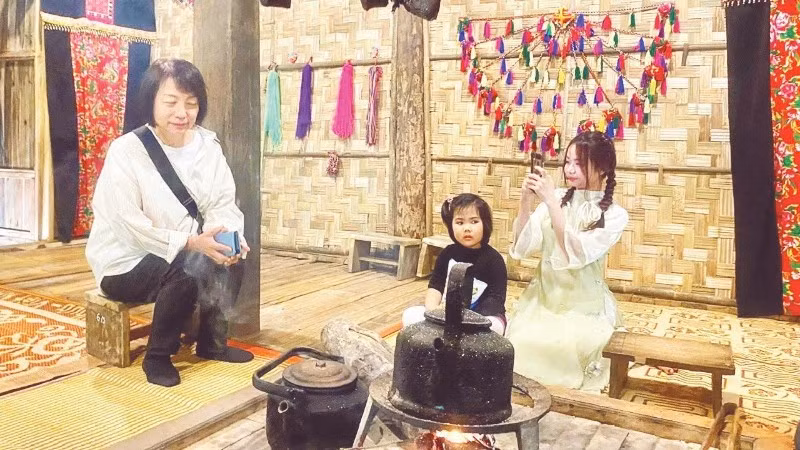 Du khách tìm hiểu không gian nhà sàn truyền thống làng Thái Hải (Thái Nguyên), có chứng chỉ sản phẩm OCOP 5 sao quốc gia. (Ảnh: VIỆT ANH)