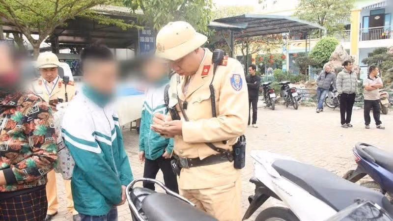 Cảnh sát giao thông Thành phố Hà Nội kiểm tra chuyên đề và xử lý vi phạm.