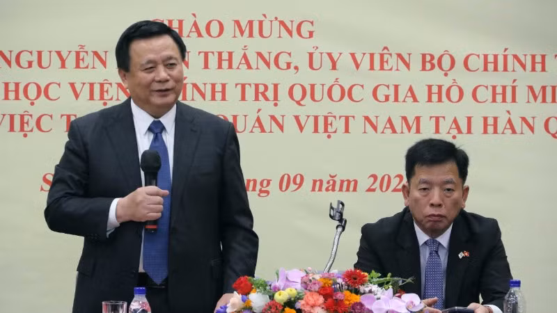 Đồng chí Nguyễn Xuân Thắng phát biểu tại buổi gặp gỡ cán bộ nhân viên Đại sứ quán và các cơ quan đại diện Việt Nam tại Hàn Quốc. (Ảnh: TTXVN)