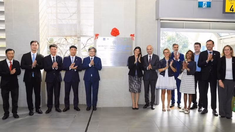 Các đại biểu thực hiện nghi thức gắn biển lưu niệm tuyến đường sắt đô thị số 3, đoạn Nhổn-ga Hà Nội. (Ảnh: HỒNG THÁI)
