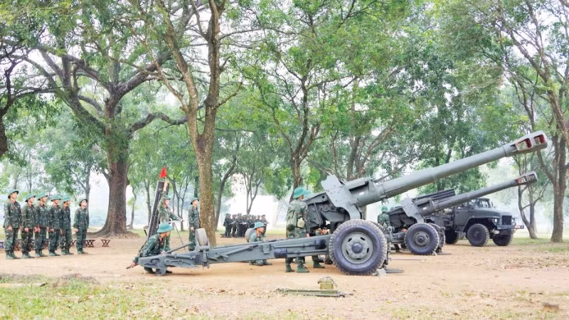 Cán bộ, học viên Trường Sĩ quan Pháo binh huấn luyện thực hành Pháo 152mm.