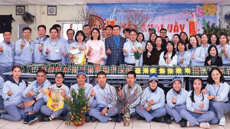 Người lao động Công ty Trách nhiệm hữu hạn TOTO Việt Nam tham gia chương trình “Tết sum vầy” và Hội thi gói bánh chưng do Công đoàn công ty tổ chức. (Ảnh NGỌC ÁNH)