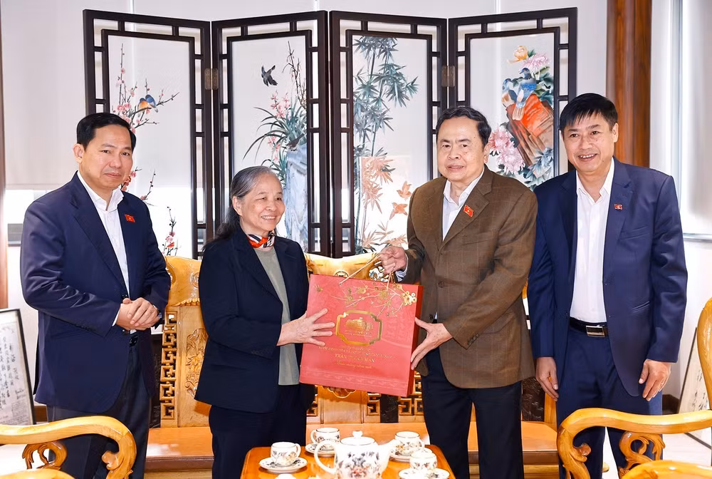 vna-potal-chu-tich-quoc-hoi-tran-thanh-man-tri-an-gia-dinh-nguyen-lanh-dao-dang-nha-nuoc-8555634.jpg