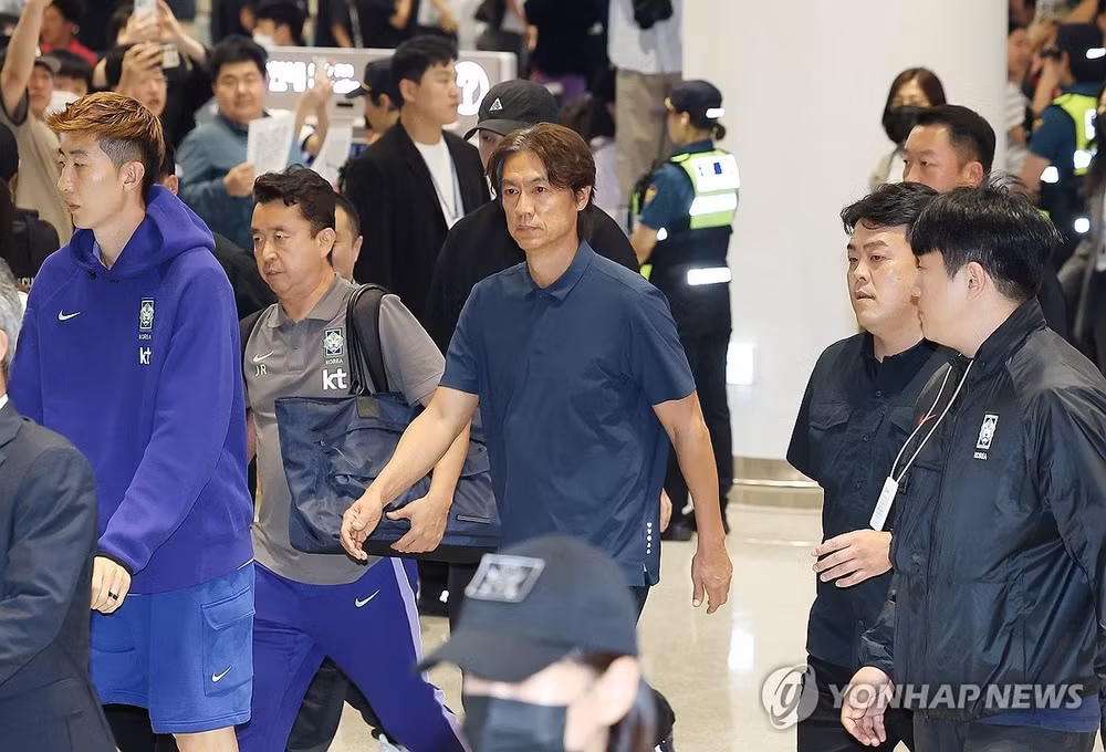 Huấn luyện viên Hong Myung-bo bị la ó khi về nước. Ảnh: Yonhap.