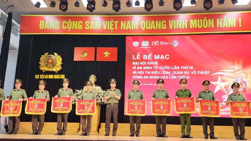 Thiếu tướng Phạm Kim Đĩnh - Cục trưởng Cục Công tác Chính trị (Bộ Công an) tặng cờ lưu niệm cho đại diện các đoàn đạt thành tích cao tại Hội thi.