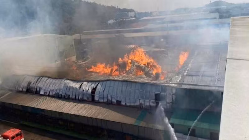 Hỏa hoạn khiến dãy nhà kho bị sập hoàn toàn. 