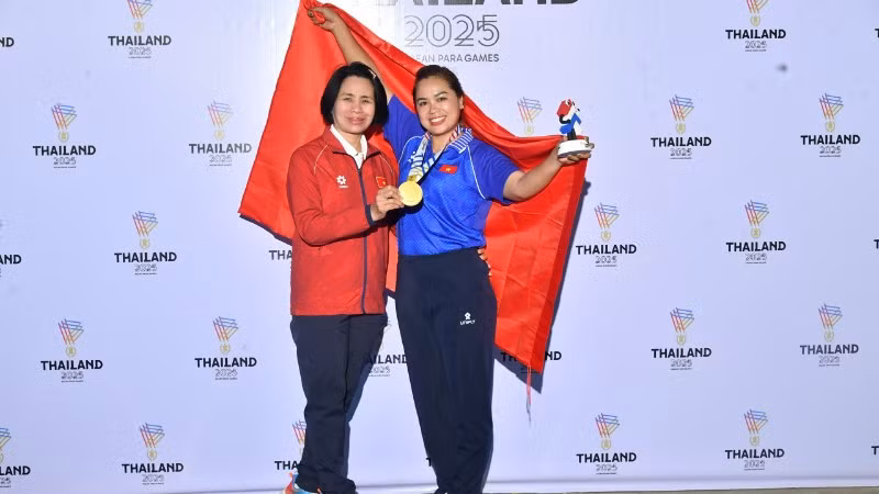 Trưởng đoàn thể thao Người khuyết tật Việt Nam Lê Thị Hoàng Yến và vận động viên giành Huy chương Vàng môn ném đĩa Nguyễn Thị Hải.