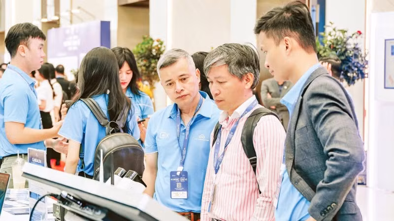 Giới thiệu các sản phẩm, dịch vụ “Make in Vietnam” trong hệ sinh thái công nghệ mở C-OpenAI tại Diễn đàn Kinh tế mùa Thu HEF 2025. (Ảnh: CMC)