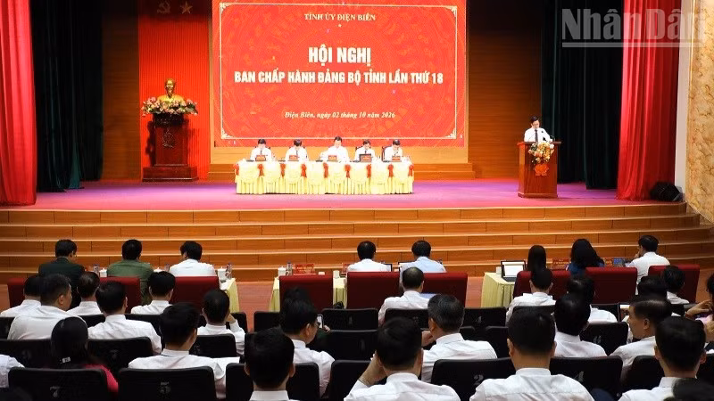 Đồng chí Trần Tiến Dũng, Ủy viên Trung ương Đảng, Bí thư Tỉnh ủy Điện Biên cùng các đồng chí Thường trực Tỉnh ủy Điện Biên chủ trì hội nghị lần thứ 18 của Ban Chấp hành Đảng bộ tỉnh. (Ảnh: LÊ LAN)
