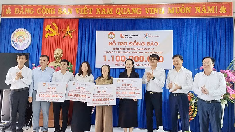 Đại diện Quỹ Khởi sự từ tâm và Tập đoàn Kim Oanh trao kinh phí hỗ trợ khắc phục hậu quả bão số 10 tại Quảng Trị.