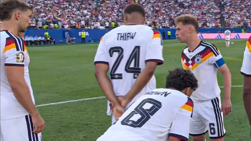 Kimmich đề nghị các cầu thủ lĩnh trách nhiệm đá quả sút luân lưu thứ 6 nhưng không ai hưởng ứng. Ảnh chụp màn hình.