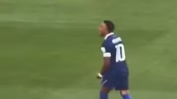 Mbappé bị thủ môn Paraguay ném bóng vào người sau khi trận đấu kết thúc