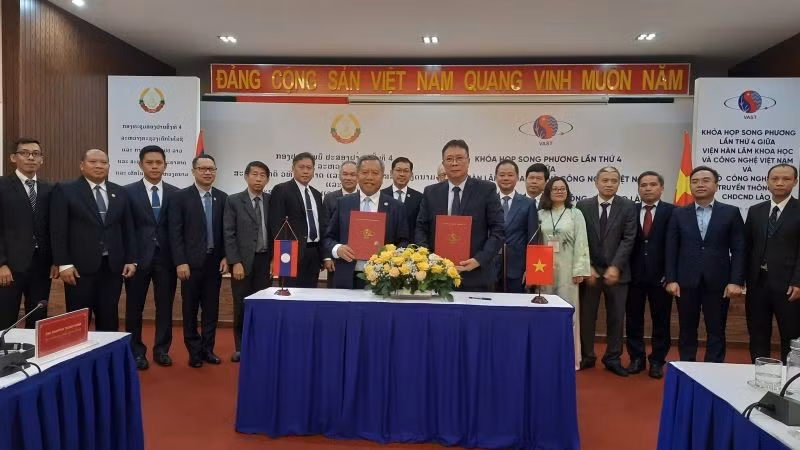 Giáo sư, Viện sĩ Châu Văn Minh và Giáo sư, Viện sĩ Boviengkham Vongdara ký kết Biên bản Khóa họp song phương lần thứ tư.