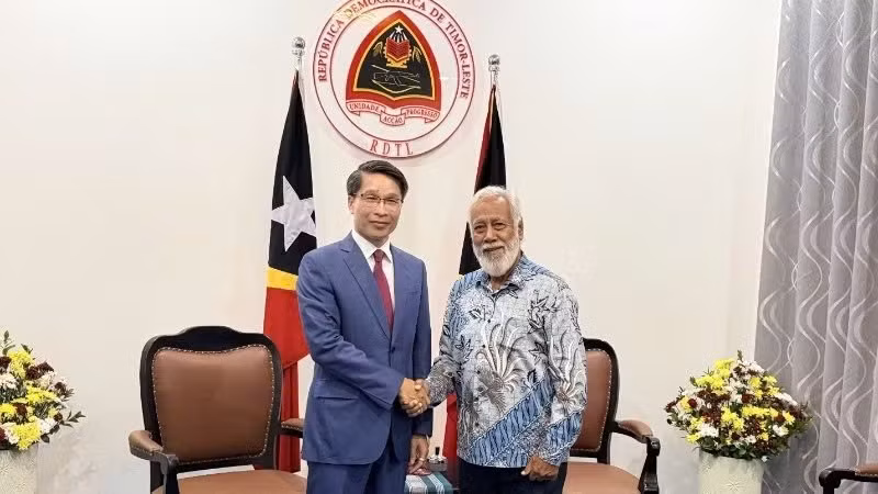 Đại biện Việt Nam tại Timor-Leste Phạm Bình Đàm chào xã giao Thủ tướng Timor-Leste Xanana Gusmão. (Ảnh do Đại sứ quán Việt Nam tại Timor-Leste cung cấp)