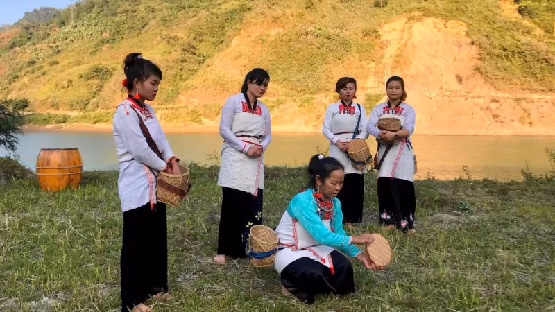 Nghệ nhân Lò Thị Chướng hướng dẫn Đội văn nghệ bản Nậm Sảo 1 tập luyện điệu múa truyền thống.