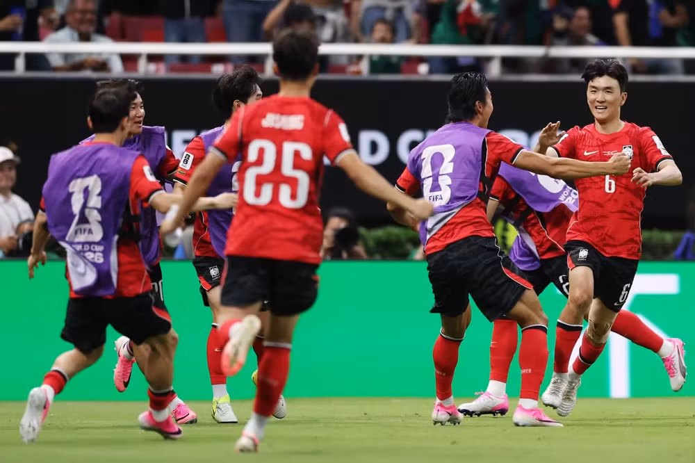 Đội tuyển Hàn Quốc (áo đỏ) giành 3 điểm đầu tiên tại bảng A. (Ảnh: FIFA)