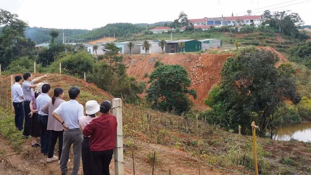 Tình trạng sạt lở bờ suối Đăk Ter (xã Tu Mơ Rông) diễn ra ngày càng nghiêm trọng, uy hiếp tính mạng và tài sản hàng trăm hộ dân và các công trình hạ tầng. (Ảnh: BT)