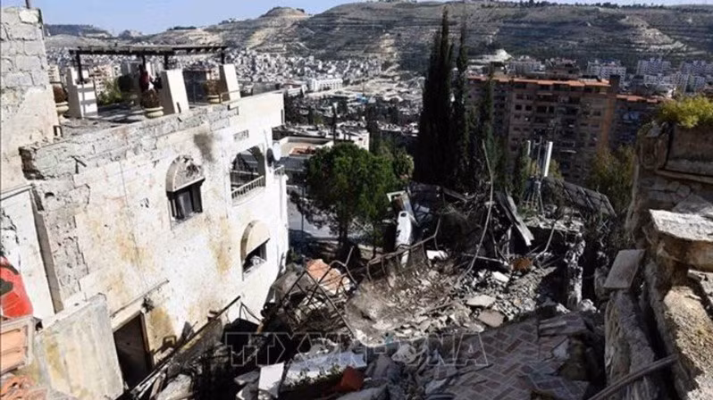 Hiện trường cuộc không kích của Israel xuống Damascus, Syria. (Ảnh: THX/TTXVN)