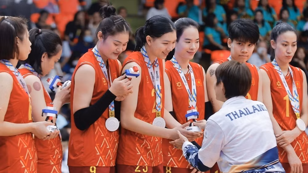 Đội tuyển bóng chuyền nữ Việt Nam giành huy chương bạc tại SEA Games 33. Ảnh: TTXVN 