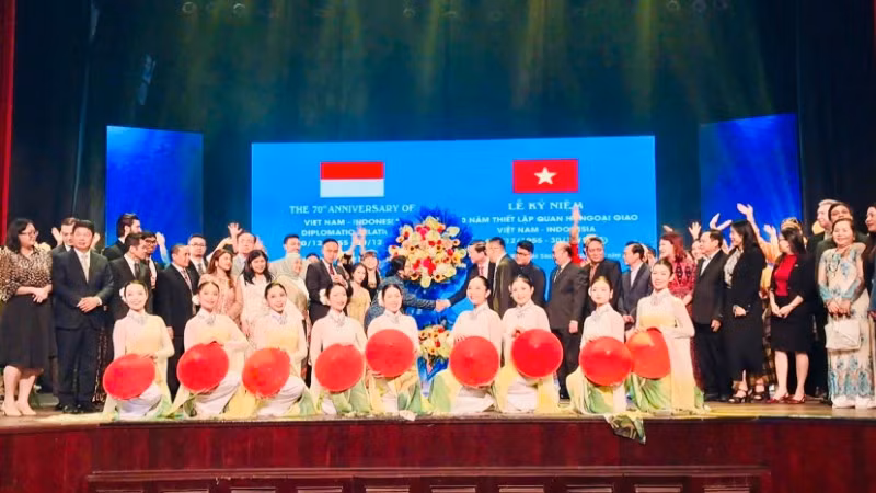 Ông Nguyễn Công Vinh, Phó Chủ tịch Ủy ban nhân dân Thành phố Hồ Chí Minh và bà Carolina Tinangon, Tổng lãnh sự Cộng hòa Indonesia tại Thành phố Hồ Chí Minh dự buổi lễ. 