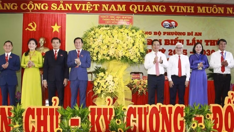 Lãnh đạo Thành ủy và lãnh đạo Đoàn Đại biểu Quốc hội Thành phố Hồ Chí Minh trao tặng hoa chúc mừng đại hội. 