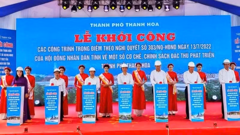 Các đại biểu khởi công xây dựng các công trình trọng điểm ở thành phố Thanh Hóa.
