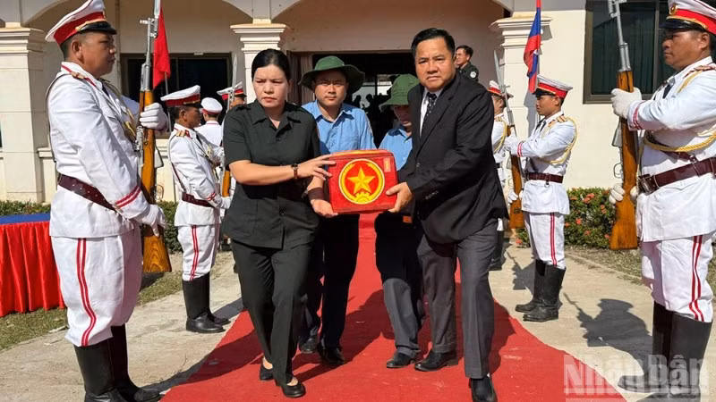 Phó Chủ tịch Thường trực Ủy ban nhân dân tỉnh Quảng Ngãi Y Ngọc cùng các đại biểu đưa hài cốt liệt sĩ hy sinh tại Lào về đất mẹ.