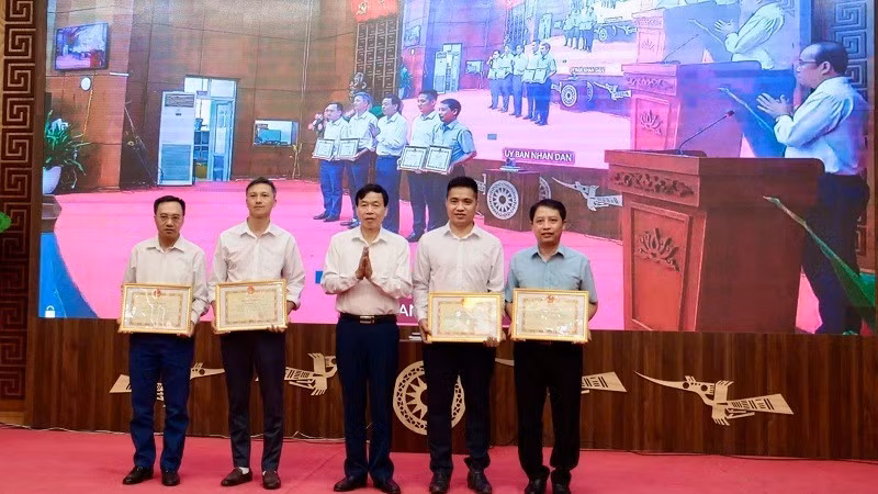 Đồng chí Lê Văn Lương, Chủ tịch Ủy ban nhân dân tỉnh Điện Biên trao Bằng khen của Ủy ban nhân dân tỉnh tặng các cá nhân có thành tích trong tham mưu, thực hiện cải cách hành chính.