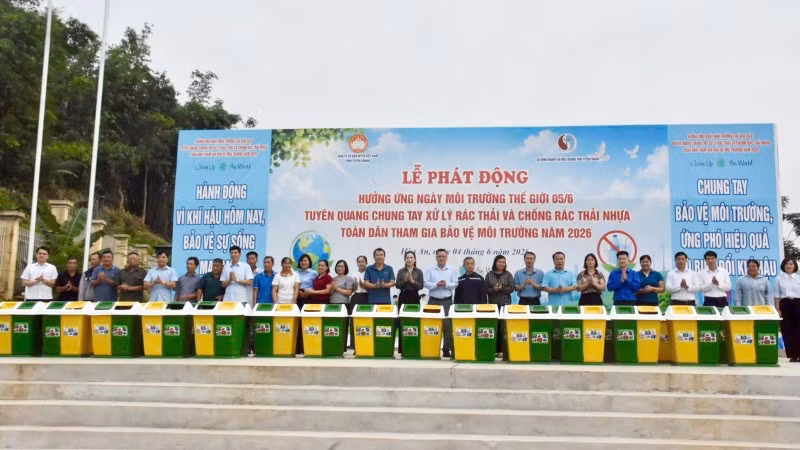 Ban tổ chức trao tặng thùng rác di động cho các tổ tự quản và trường học trên địa bàn xã Hòa An.