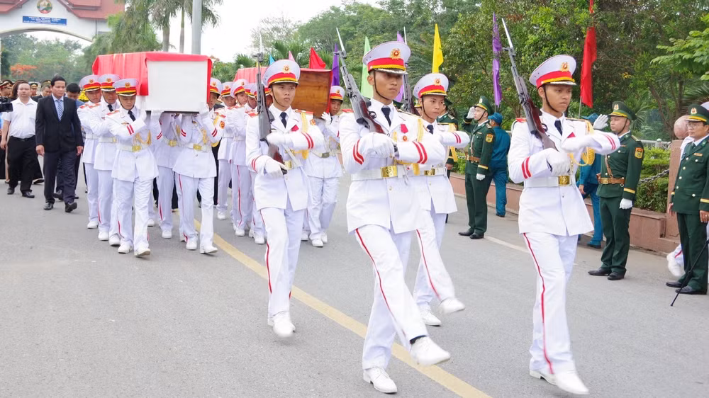 Lễ bàn giao, đón nhận hài cốt liệt sĩ quân tình nguyện, chuyên gia Việt Nam hy sinh tại Lào được tổ chức trọng thể.