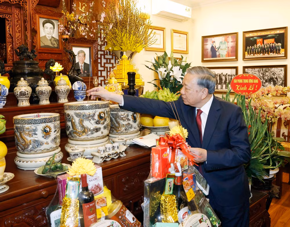 Tổng Bí thư Tô Lâm thắp hương tưởng niệm Tổng Bí thư Lê Khả Phiêu. (Ảnh: Thống Nhất - TTXVN)
