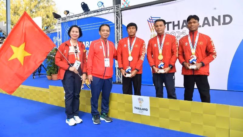 Thứ trưởng Văn hóa, Thể thao và Du lịch Hoàng Đạo Cương, Trưởng đoàn Thể thao người khuyết tật Việt Nam Lê Thị Hoàng Yến trực tiếp có mặt tại khán đài, cổ vũ tinh thần cho đội tuyển bơi trong ngày mở màn.