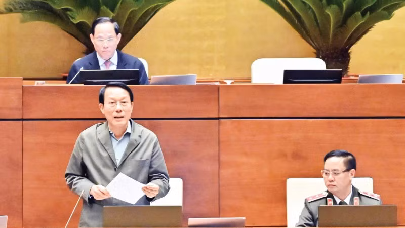Bộ trưởng Công an Lương Tam Quang phát biểu giải trình, làm rõ một số vấn đề đại biểu Quốc hội nêu. (Ảnh ĐĂNG ANH)