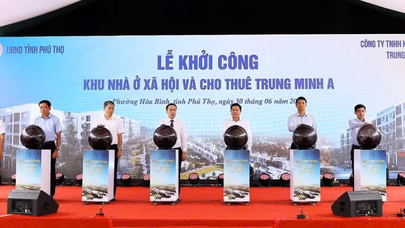 Đại diện lãnh đạo tỉnh và Công ty Trách nhiệm hữu hạn Khu đô thị mới Trung Minh ấn nút khởi công Dự án.