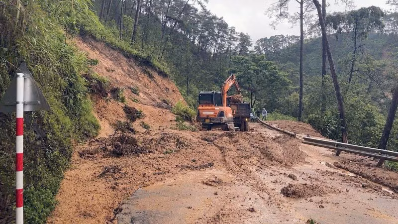 Mưa lớn gây sạt lở đất tại xã Đồng Văn, tỉnh Tuyên Quang vào ngày 29/6 gây ách tắc giao thông.