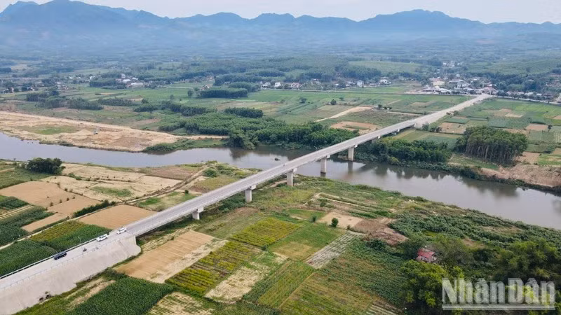 Cầu Thạch An bắc qua sông Trà Bồng.