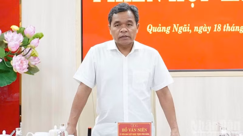 Đồng chí Hồ Văn Niên, Ủy viên Trung ương Đảng, Bí thư Tỉnh ủy Quảng Ngãi phát biểu kết luận phiên họp.