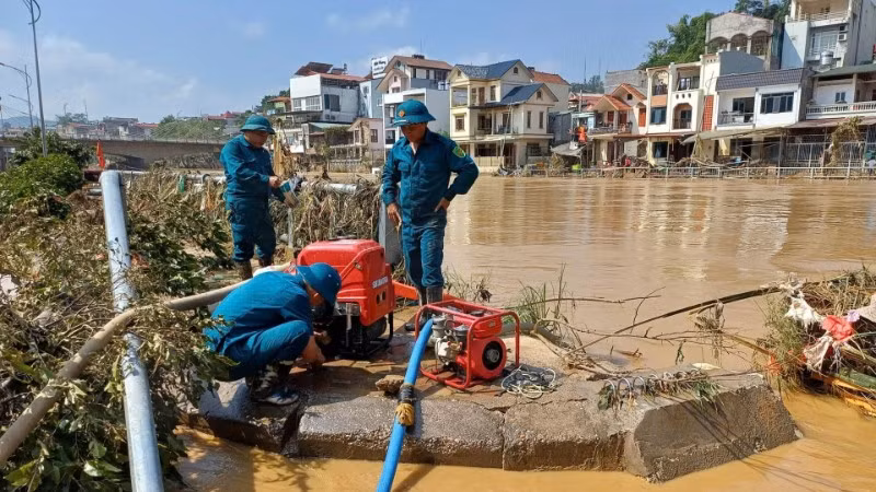 Lực lượng dân quân vận hành máy bơm, bơm nước vệ sinh đường phố, trường học tại phường Thục Phán, tỉnh Cao Bằng. (Ảnh MINH TUẤN)