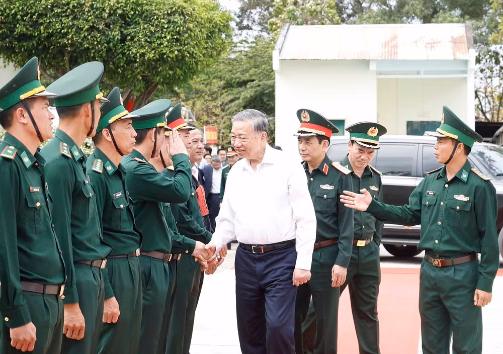 vna-potal-tong-bi-thu-to-lam-bi-thu-quan-uy-trung-uong-tham-chuc-tet-can-bo-chien-sy-don-bien-phong-ea-hleo-8586544.jpg